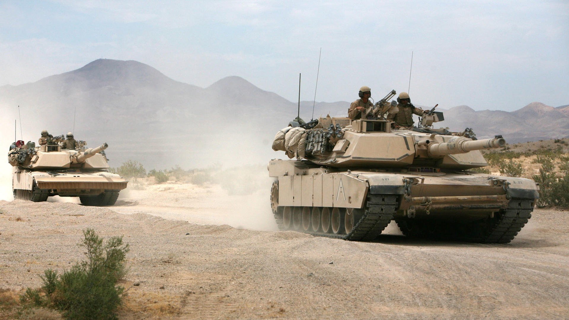 控球中场与创造型前腰形成互补，控球位置