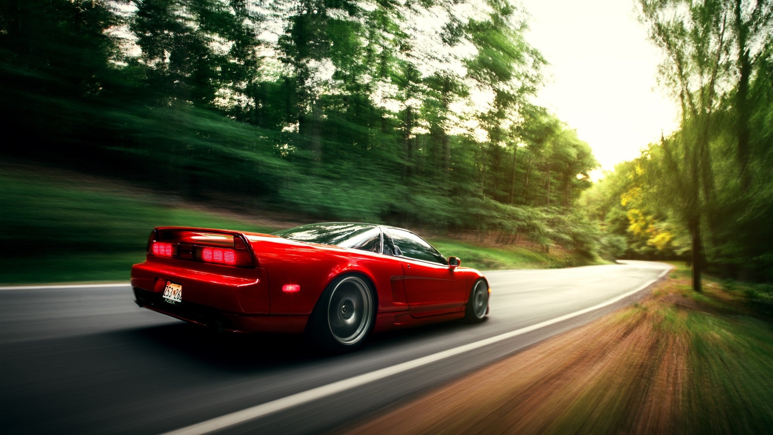 控球中场与创造型前腰形成互补，控球位置