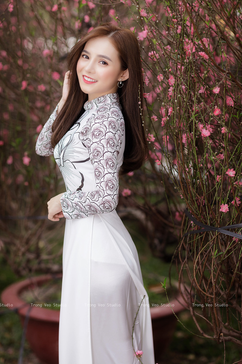 维拉后场快速出球带动整体推进，维拉技巧