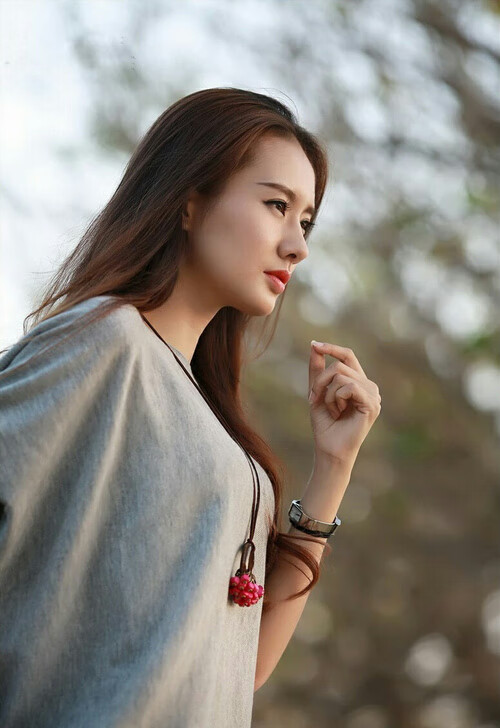 里昂保持高位站位压缩对方进攻空间，里昂战术